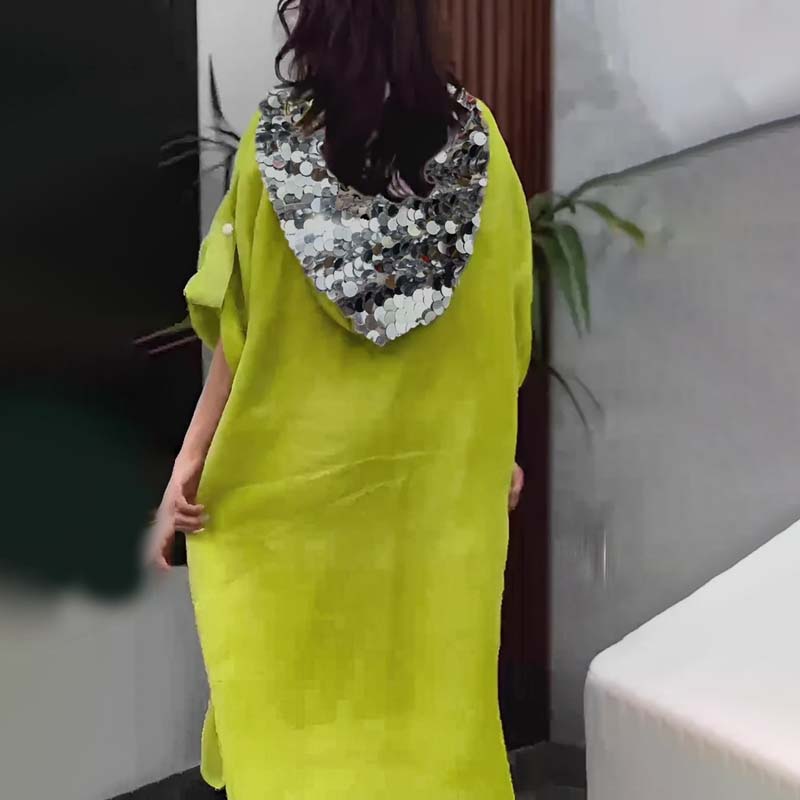 Maxi abito con cappuccio in paillettes a squame di pesce
