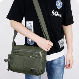Borsa a tracolla leggera e impermeabile con tasche multiple
