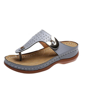 Infradito con zeppa con motivo decorativo in metallo da donna