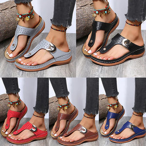 Infradito con zeppa con motivo decorativo in metallo da donna